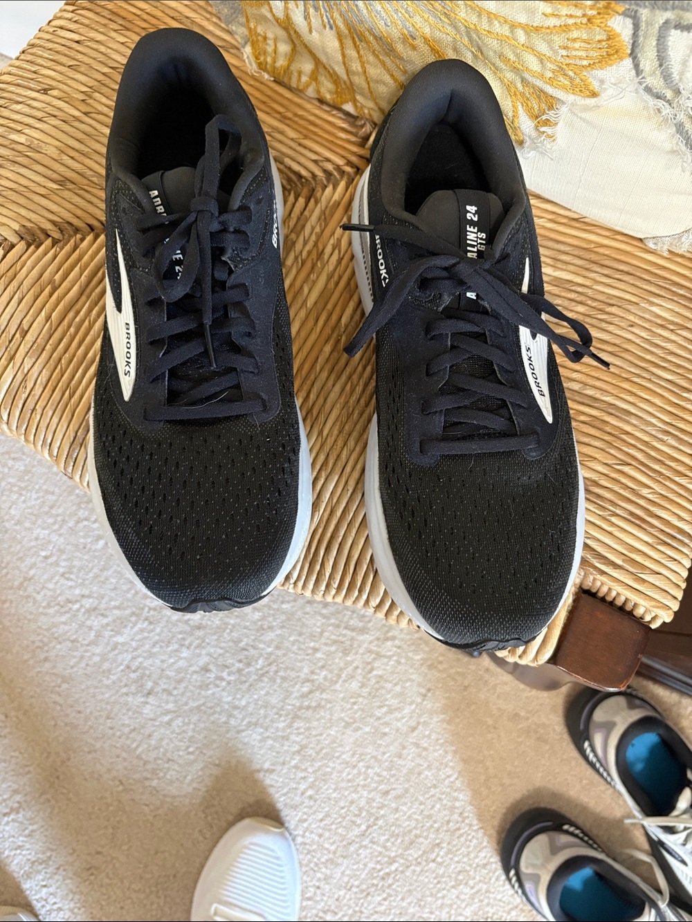 Brooks Black and White Adrenaline GTS 24 Running Sneakers ladies size 10.5
